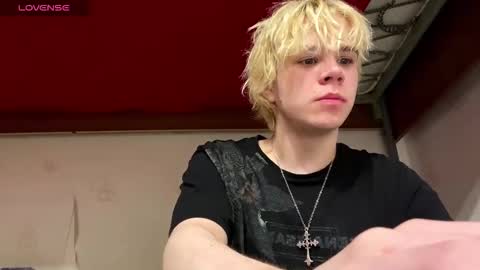 Snapshot of nikolasbucks chatting on 12.04.25 nikolasbucks online show from 12.04.25