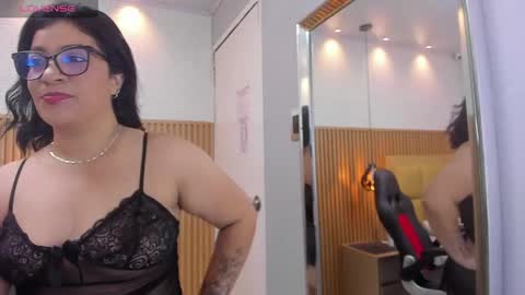 Snapshot of nikyrios chatting on 04.01.26 online show from 04.01.26