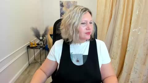Snapshot of ninastarle chatting on 06.16.26 ninastarle online show from 06.16.26