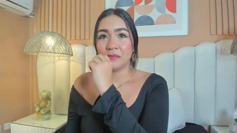 Snapshot of noa_moon chatting on 12.21.25 Noa online show from 12.21.25