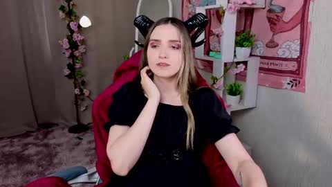 Snapshot of nocturnehuntress chatting on 06.22.26 Alice online show from 06.22.26