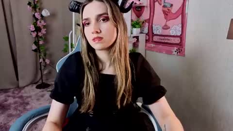 Snapshot of nocturnehuntress chatting on 06.25.26 Alice online show from 06.25.26