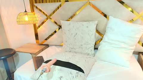 Snapshot of noelle_minx chatting on 01.17.26 NOELLE online show from 01.17.26