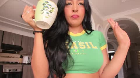 Snapshot of noemibcnz chatting on 04.11.26 In instagram dayhannanoemi online show from 04.11.26