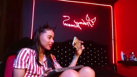 Snapshot of noha_thomson chatting on 11.02.25 Noha Thomson online show from 11.02.25