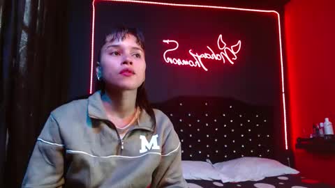 Snapshot of noha_thomson chatting on 12.17.25 Noha Thomson online show from 12.17.25