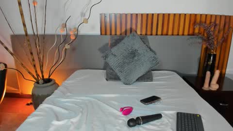 Nora Da Silva online show from 12.23.25