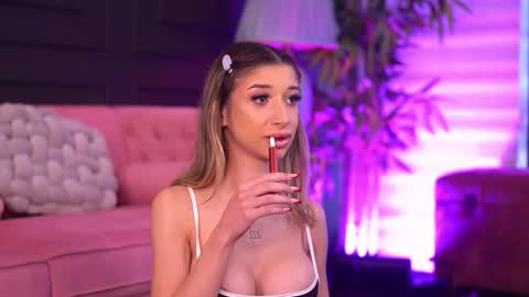 Snapshot of odettebensen chatting on 02.19.26 Odette online show from 02.19.26