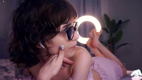 Snapshot of odettehatt chatting on 10.27.25 Thea online show from 10.27.25