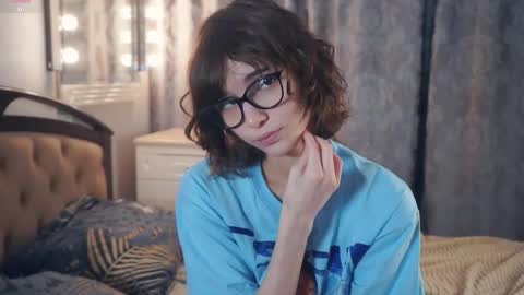 Snapshot of odettehatt chatting on 01.06.26 Thea online show from 01.06.26