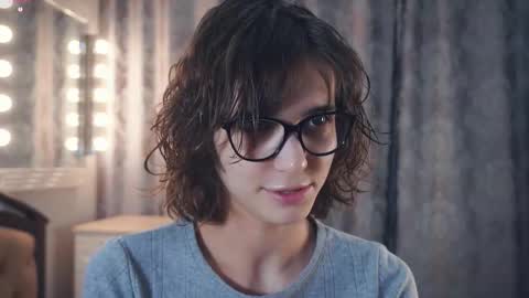 Snapshot of odettehatt chatting on 01.07.26 Thea online show from 01.07.26