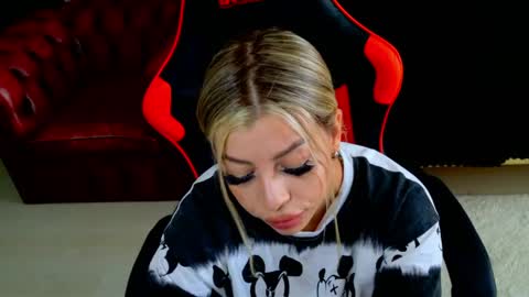 ohhh_nicole online show from 04.07.26