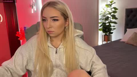 Snapshot of ohmyemma chatting on 11.03.25 Emma online show from 11.03.25