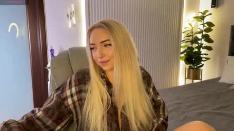 Snapshot of ohmyemma chatting on 11.19.25 Emma online show from 11.19.25