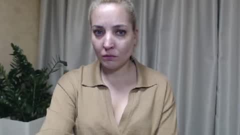 Snapshot of ohsweetmari chatting on 10.31.25 Mari online show from 10.31.25