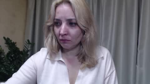 Snapshot of ohsweetmari chatting on 11.07.25 Mari online show from 11.07.25