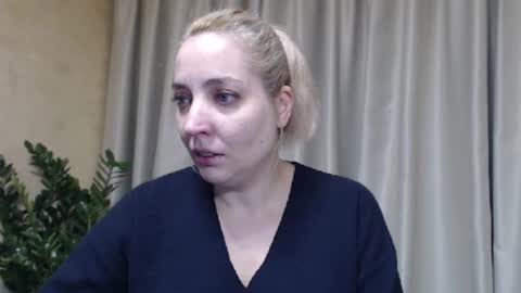 Snapshot of ohsweetmari chatting on 11.09.25 Mari online show from 11.09.25