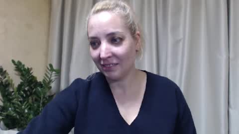 Snapshot of ohsweetmari chatting on 11.09.25 Mari online show from 11.09.25