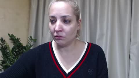 Snapshot of ohsweetmari chatting on 11.12.25 Mari online show from 11.12.25