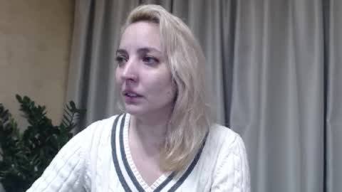 Snapshot of ohsweetmari chatting on 11.14.25 Mari online show from 11.14.25