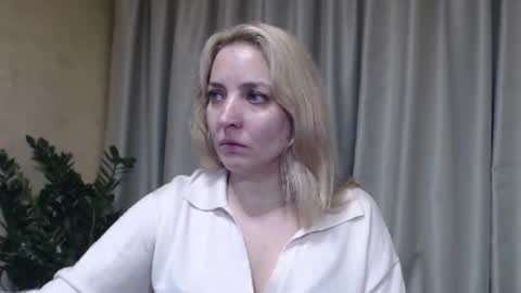 Snapshot of ohsweetmari chatting on 11.15.25 Mari online show from 11.15.25