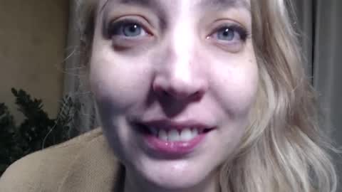 Snapshot of ohsweetmari chatting on 11.20.25 Mari online show from 11.20.25