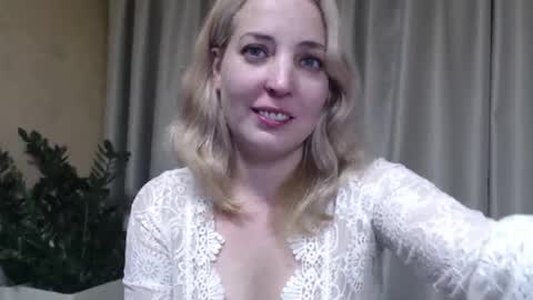 Snapshot of ohsweetmari chatting on 11.21.25 Mari online show from 11.21.25