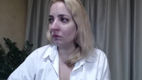 Snapshot of ohsweetmari chatting on 11.23.25 Mari online show from 11.23.25