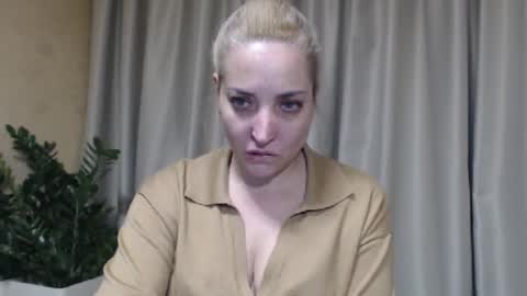 Snapshot of ohsweetmari chatting on 11.28.25 Mari online show from 11.28.25