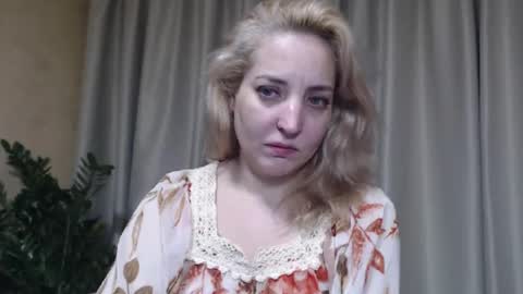 Snapshot of ohsweetmari chatting on 11.29.25 Mari online show from 11.29.25