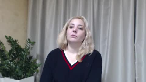 Snapshot of ohsweetmari chatting on 12.14.25 Mari online show from 12.14.25