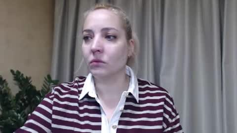 Snapshot of ohsweetmari chatting on 12.15.25 Mari online show from 12.15.25