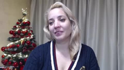Snapshot of ohsweetmari chatting on 12.18.25 Mari online show from 12.18.25