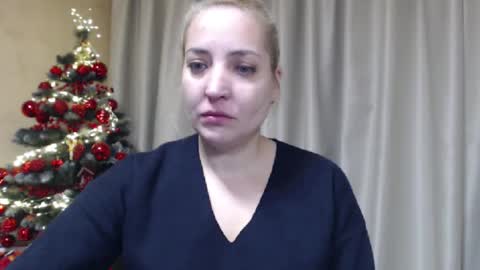 Snapshot of ohsweetmari chatting on 12.22.25 Mari online show from 12.22.25