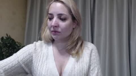 Snapshot of ohsweetmari chatting on 02.08.26 Mari online show from 02.08.26