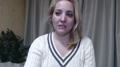 Snapshot of ohsweetmari chatting on 02.11.26 Mari online show from 02.11.26