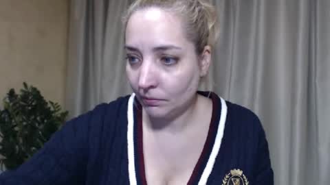 Snapshot of ohsweetmari chatting on 02.12.26 Mari online show from 02.12.26