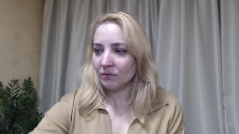 Snapshot of ohsweetmari chatting on 03.10.26 Mari online show from 03.10.26