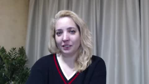 Snapshot of ohsweetmari chatting on 03.11.26 Mari online show from 03.11.26