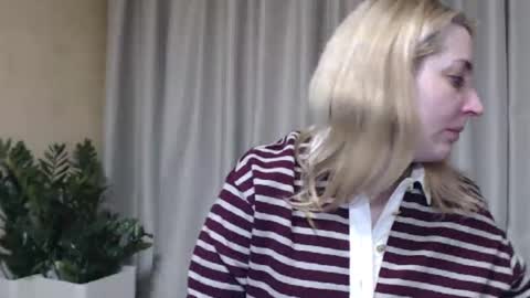 Snapshot of ohsweetmari chatting on 03.12.26 Mari online show from 03.12.26