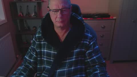 Snapshot of oldveteranuk chatting on 11.24.25 oldveteranuk online show from 11.24.25