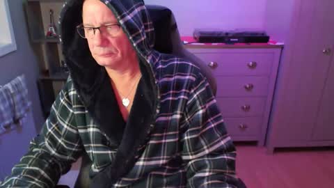 Snapshot of oldveteranuk chatting on 12.22.25 oldveteranuk online show from 12.22.25