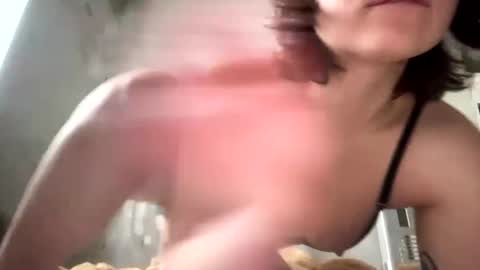 Snapshot of olivepeach chatting on 12.18.24 Oil online show from 12.18.24