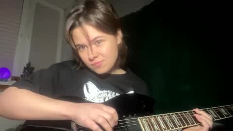 Snapshot of olivepeach chatting on 12.19.24 Oil online show from 12.19.24