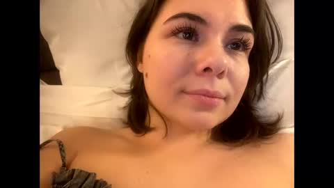 Snapshot of olivepeach chatting on 02.10.25 Oil online show from 02.10.25