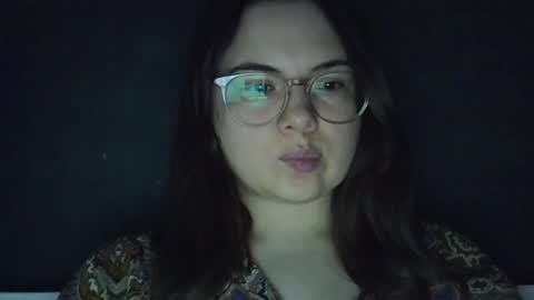 Snapshot of olivepeach chatting on 06.23.26 Oil online show from 06.23.26