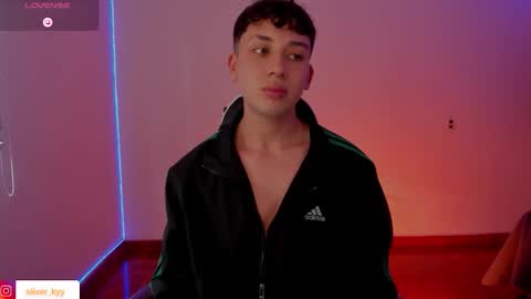 Snapshot of oliver_kyy chatting on 11.19.25 oliveeer online show from 11.19.25