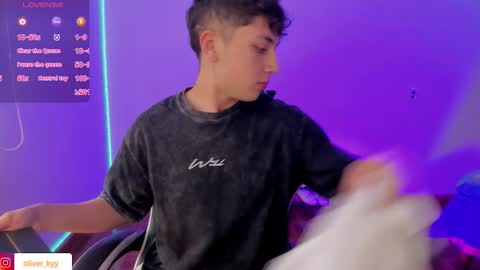 Snapshot of oliver_kyy chatting on 12.16.25 oliveeer online show from 12.16.25