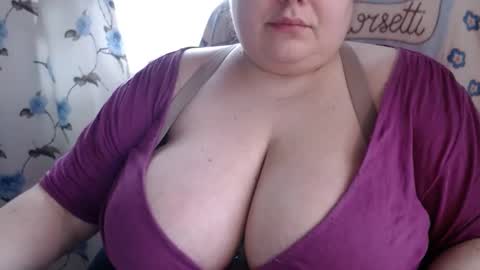 Snapshot of olivia_bud_gold chatting on 12.11.24 Olivia Gold online show from 12.11.24