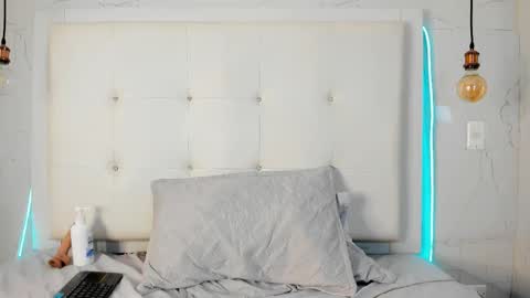 Snapshot of olivia_bunny52 chatting on 11.21.25 olivia online show from 11.21.25